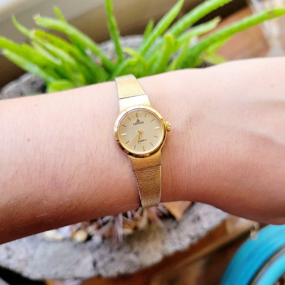 Classic Dainty Gold Lorus Quartz Womens Modern Style Estate Watch